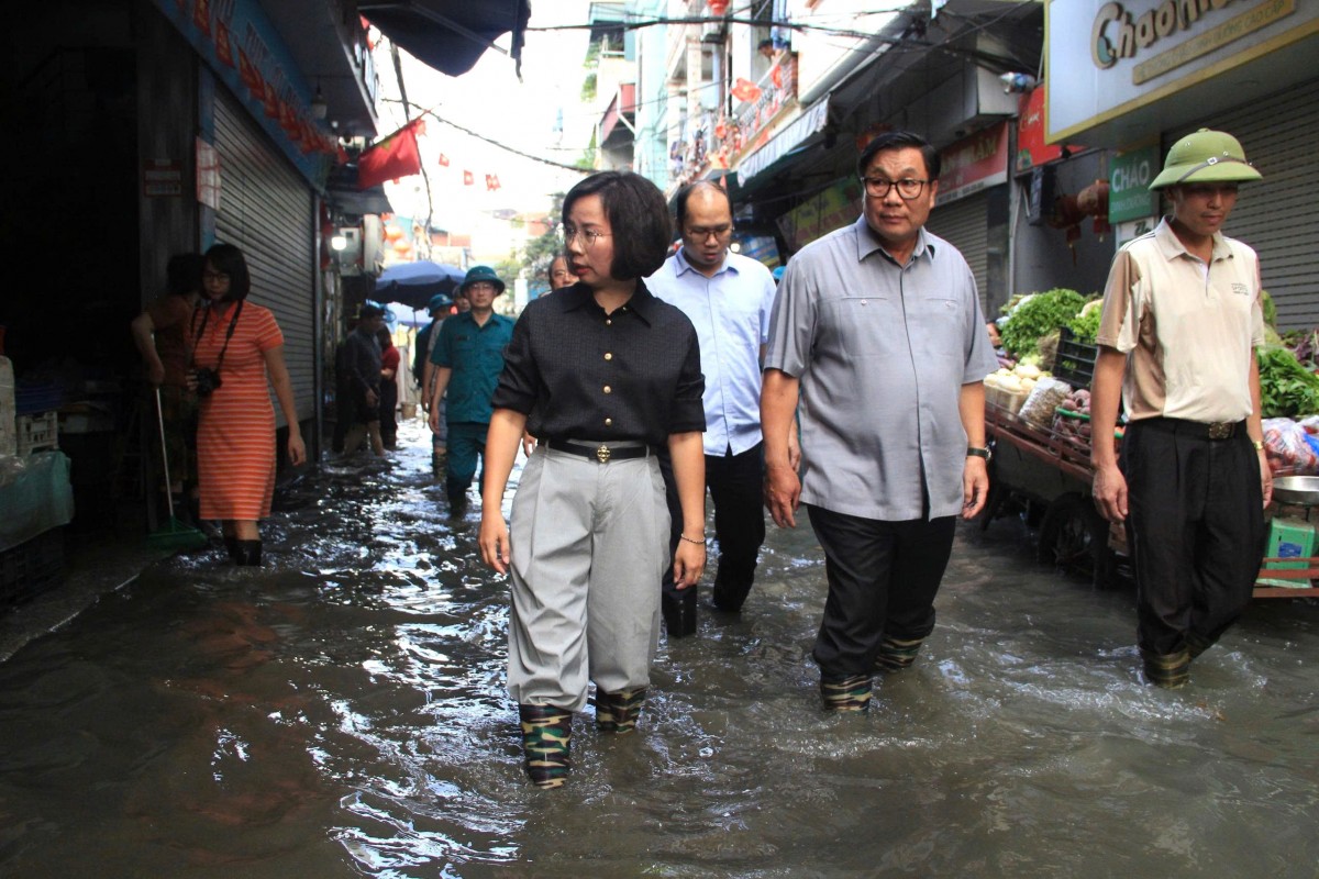Lãnh đạo Ủy ban MTTQ Việt Nam thành phố Hà Nội trao quà hỗ trợ người dân Từ Liêm bị ảnh hưởng mưa bão