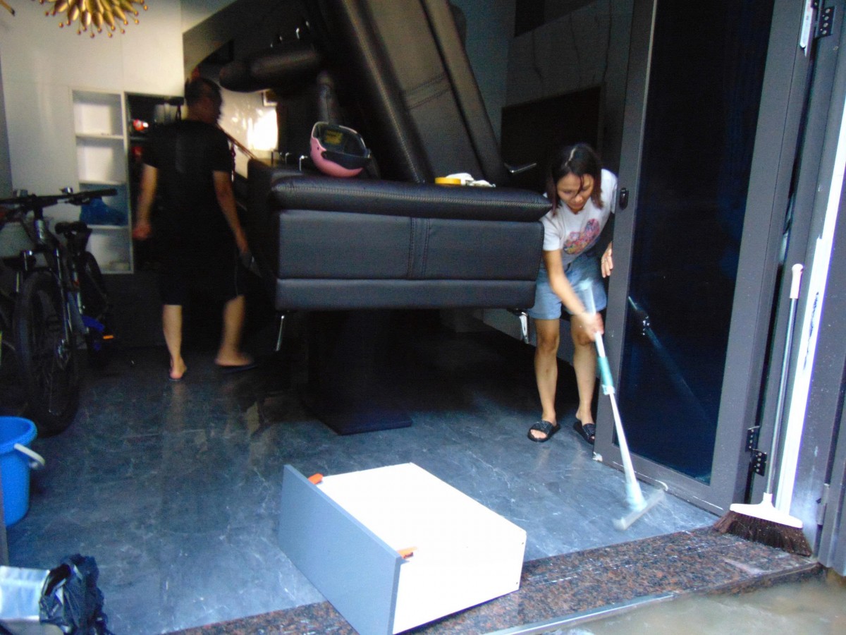 Lãnh đạo Ủy ban MTTQ Việt Nam thành phố Hà Nội trao quà hỗ trợ người dân Từ Liêm bị ảnh hưởng mưa bão