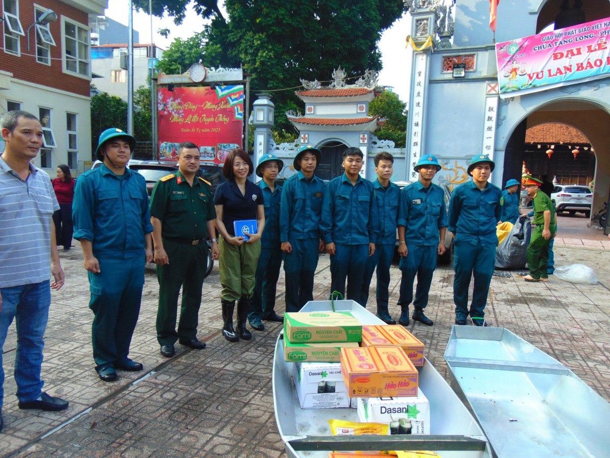 Lãnh đạo Ủy ban MTTQ Việt Nam thành phố Hà Nội trao quà hỗ trợ người dân Từ Liêm bị ảnh hưởng mưa bão