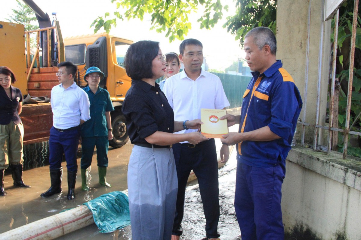 Lãnh đạo Ủy ban MTTQ Việt Nam thành phố Hà Nội trao quà hỗ trợ người dân Từ Liêm bị ảnh hưởng mưa bão