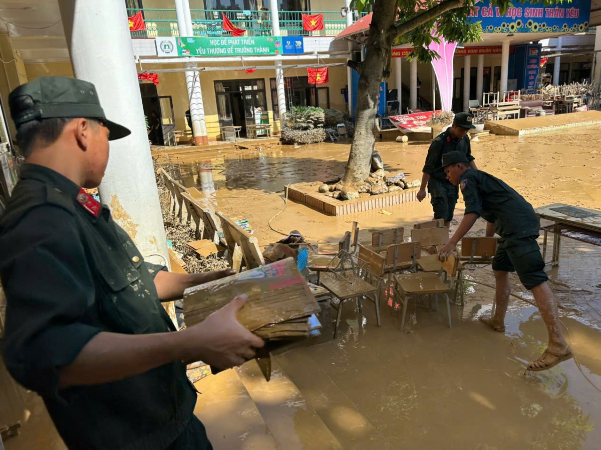 Cảnh sát Cơ động Thủ đô khẩn trương giúp dân khắc phục hậu quả bão số 11