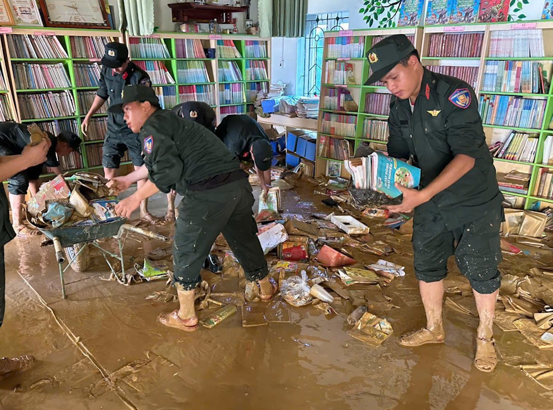 Cảnh sát Cơ động Thủ đô khẩn trương giúp dân khắc phục hậu quả bão số 11