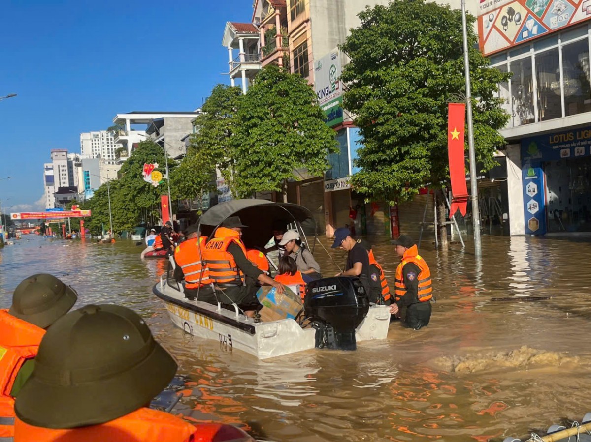 Cảnh sát Cơ động Thủ đô khẩn trương giúp dân khắc phục hậu quả bão số 11