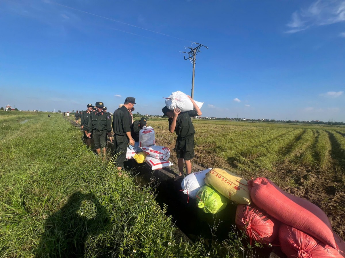 Cảnh sát Cơ động Thủ đô khẩn trương giúp dân khắc phục hậu quả bão số 11