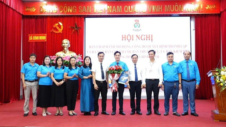 Lãnh đạo Đảng ủy xã Bình Minh trao Quyết định cho Ban Chấp hành Công đoàn xã