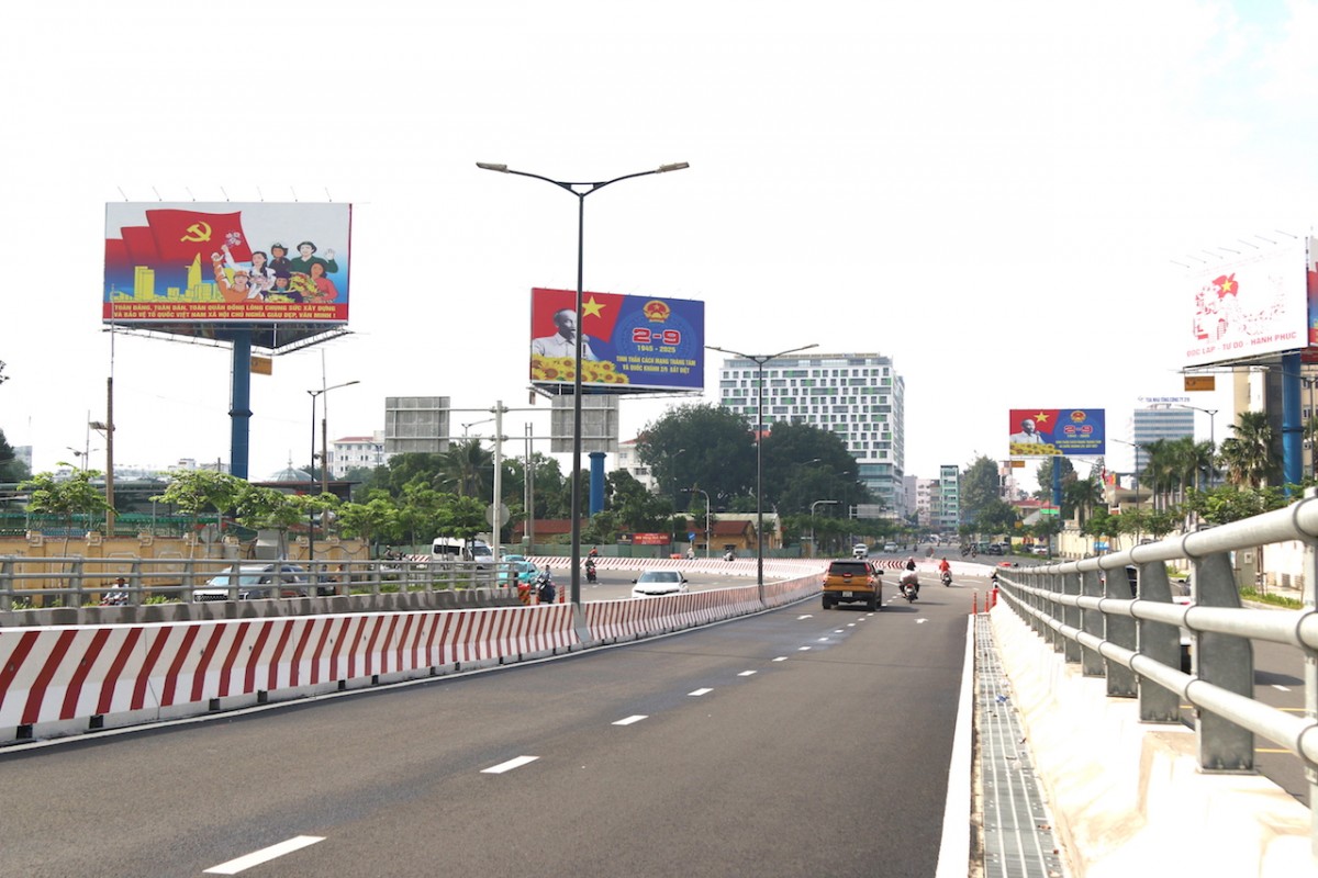 Rực rỡ cờ hoa chào mừng Đại hội Đảng bộ TP.HCM nhiệm kỳ 2025 - 2030