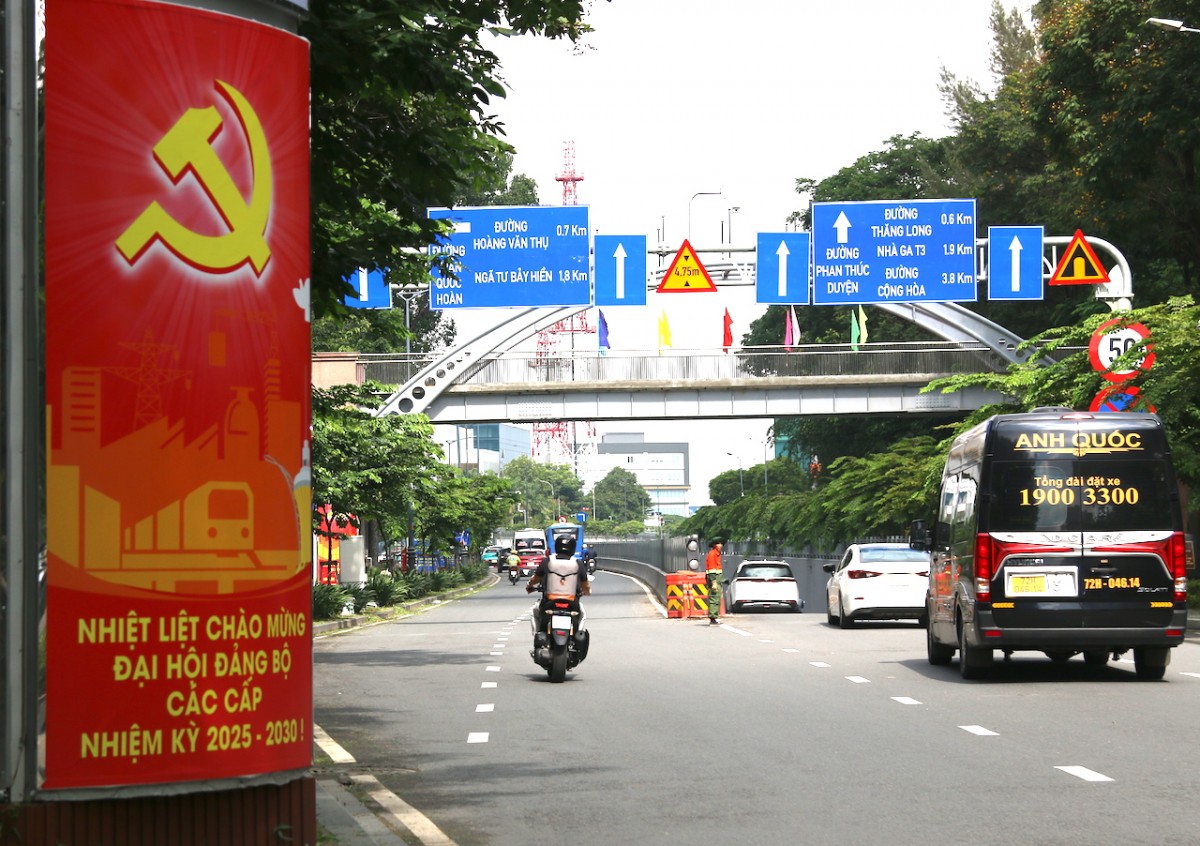 Rực rỡ cờ hoa chào mừng Đại hội Đảng bộ TP.HCM nhiệm kỳ 2025 - 2030