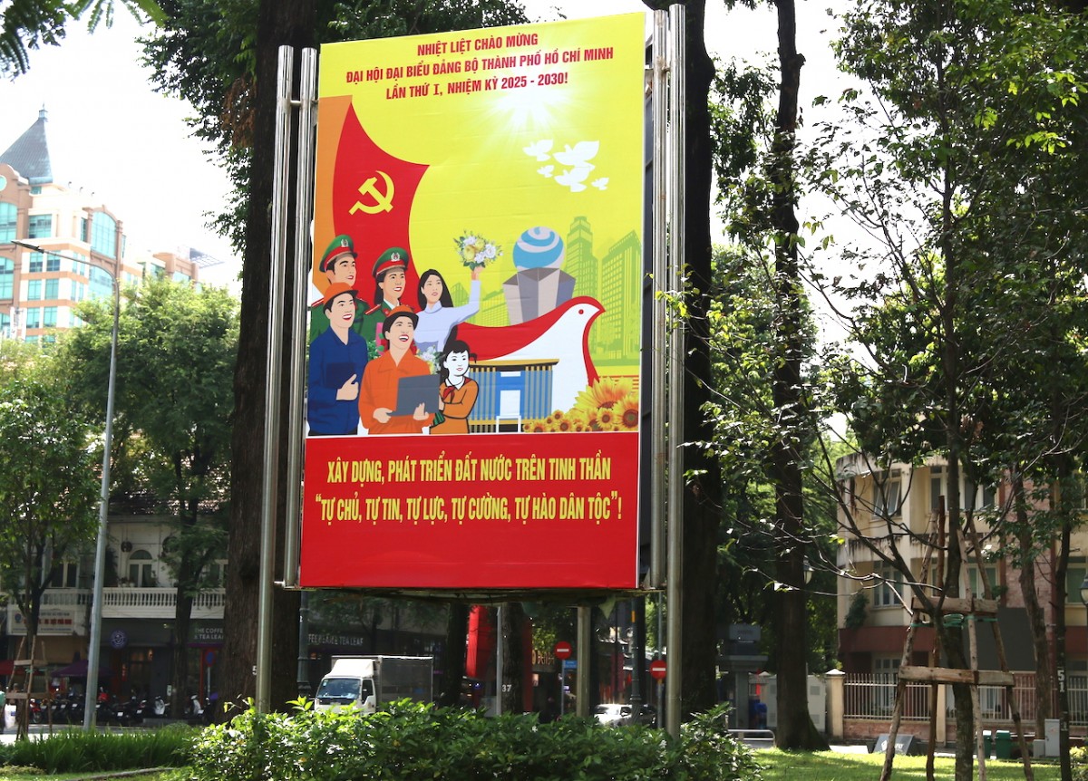 Rực rỡ cờ hoa chào mừng Đại hội Đảng bộ TP.HCM nhiệm kỳ 2025 - 2030