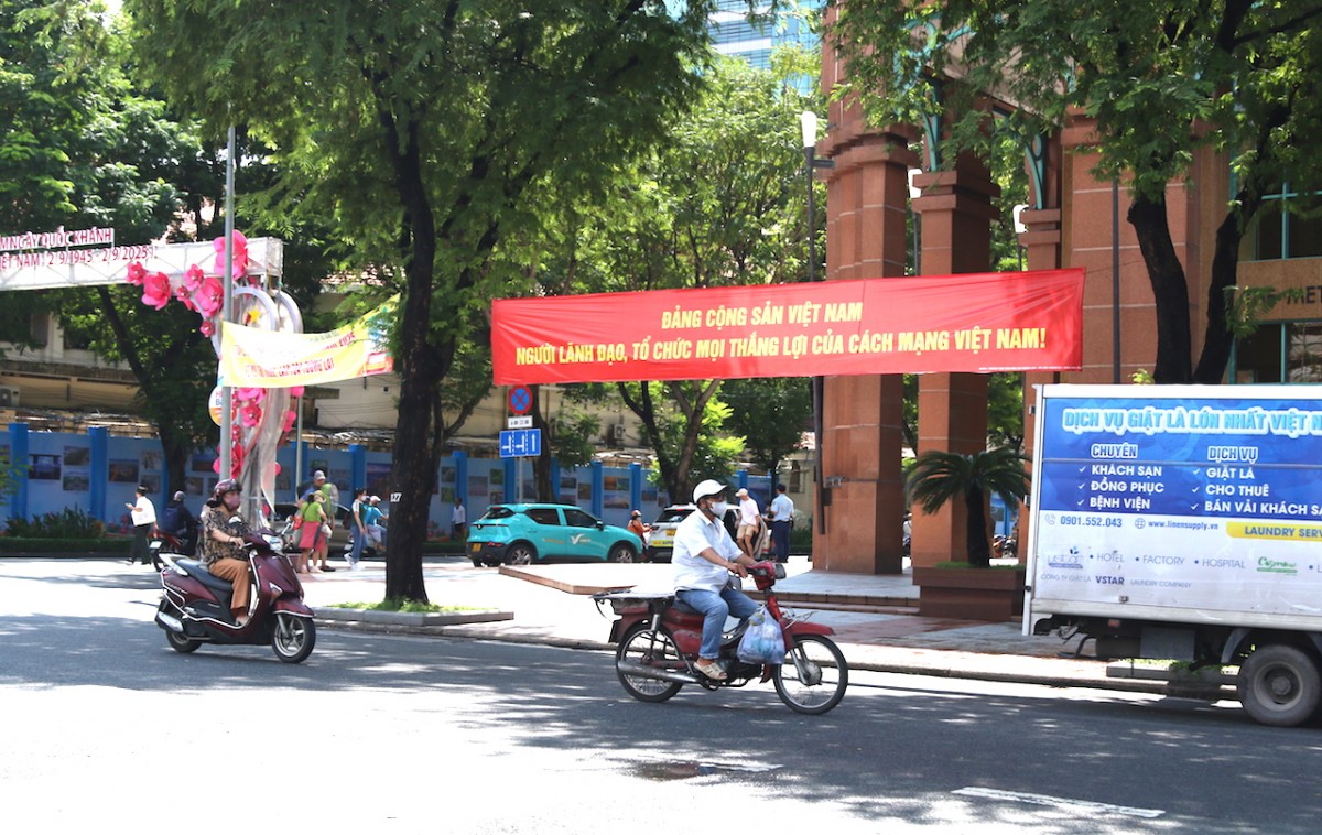 Rực rỡ cờ hoa chào mừng Đại hội Đảng bộ TP.HCM nhiệm kỳ 2025 - 2030