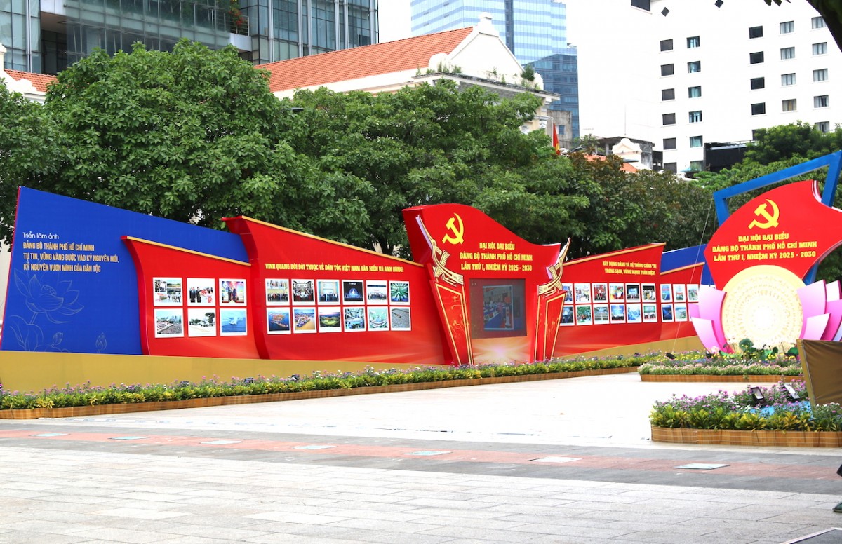 Rực rỡ cờ hoa chào mừng Đại hội Đảng bộ TP.HCM nhiệm kỳ 2025 - 2030
