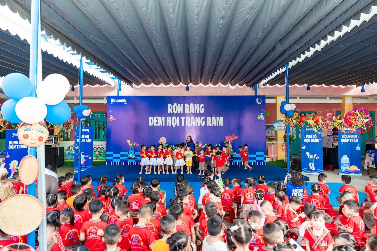 Hơn 100.000 sản phẩm dinh dưỡng Vinamilk thắp sáng nụ cười tuổi thơ mùa trăng