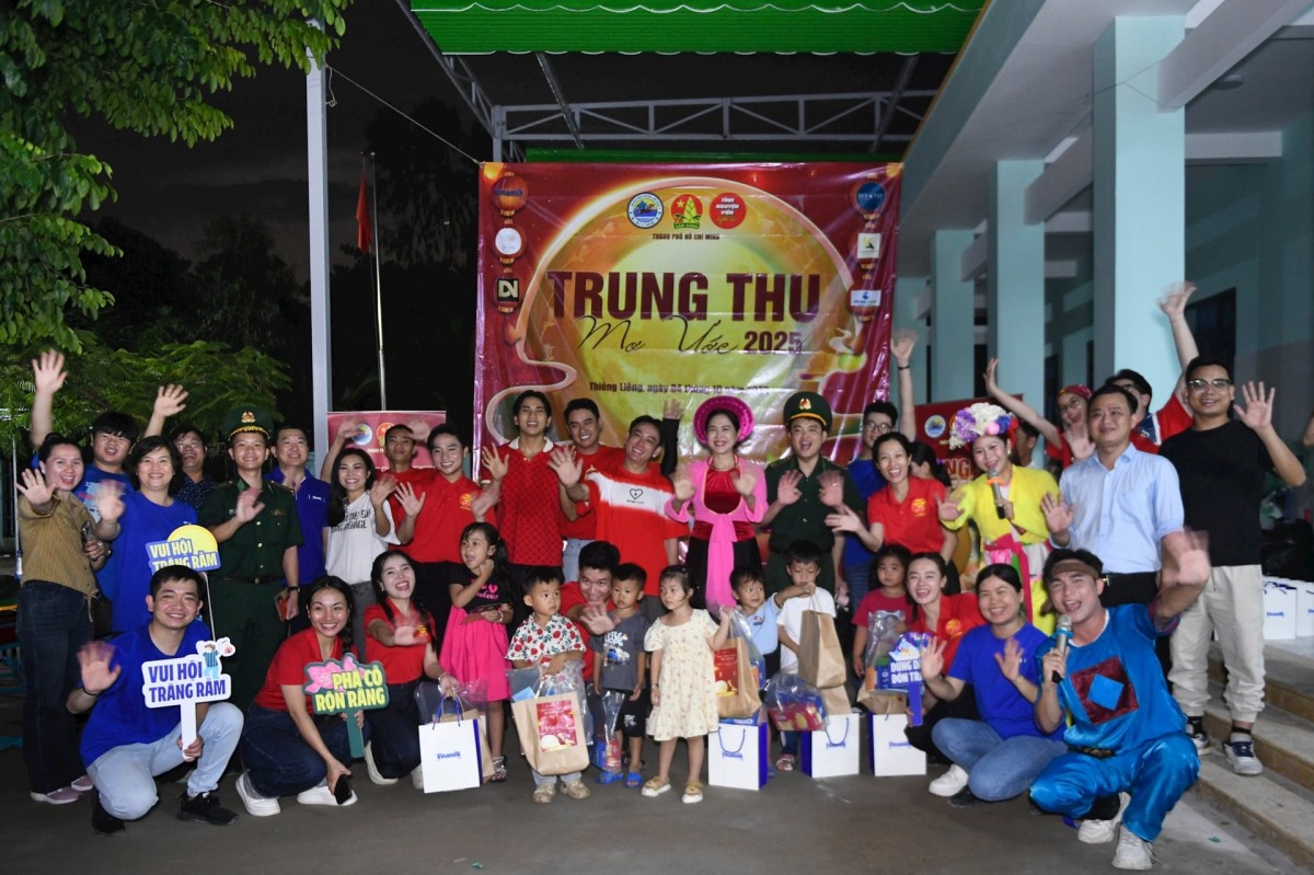 Hơn 100.000 sản phẩm dinh dưỡng Vinamilk thắp sáng nụ cười tuổi thơ mùa trăng