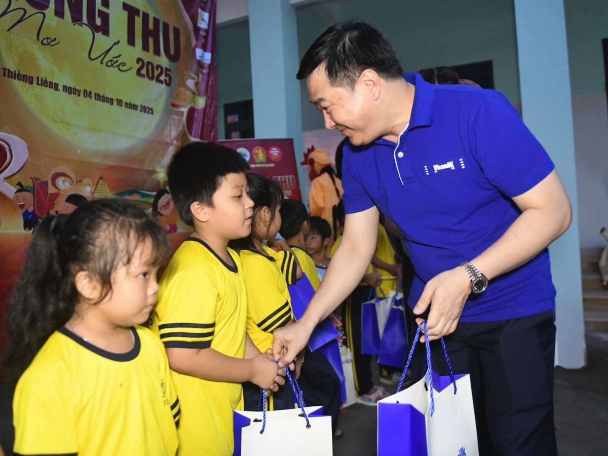 Hơn 100.000 sản phẩm dinh dưỡng Vinamilk thắp sáng nụ cười tuổi thơ mùa trăng