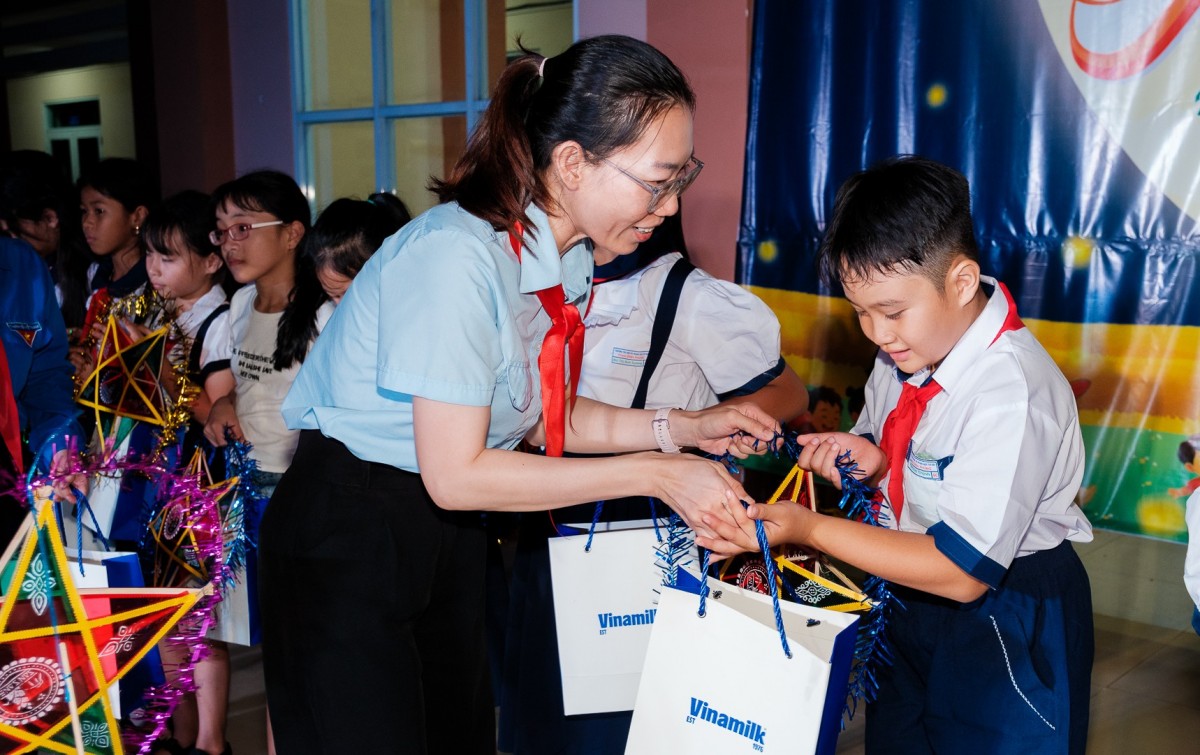 Hơn 100.000 sản phẩm dinh dưỡng Vinamilk thắp sáng nụ cười tuổi thơ mùa trăng