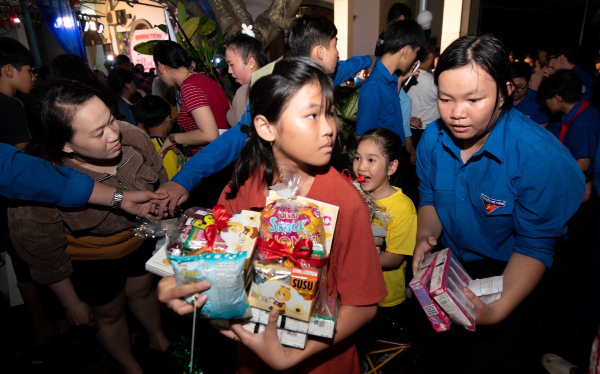 Hơn 100.000 sản phẩm dinh dưỡng Vinamilk thắp sáng nụ cười tuổi thơ mùa trăng