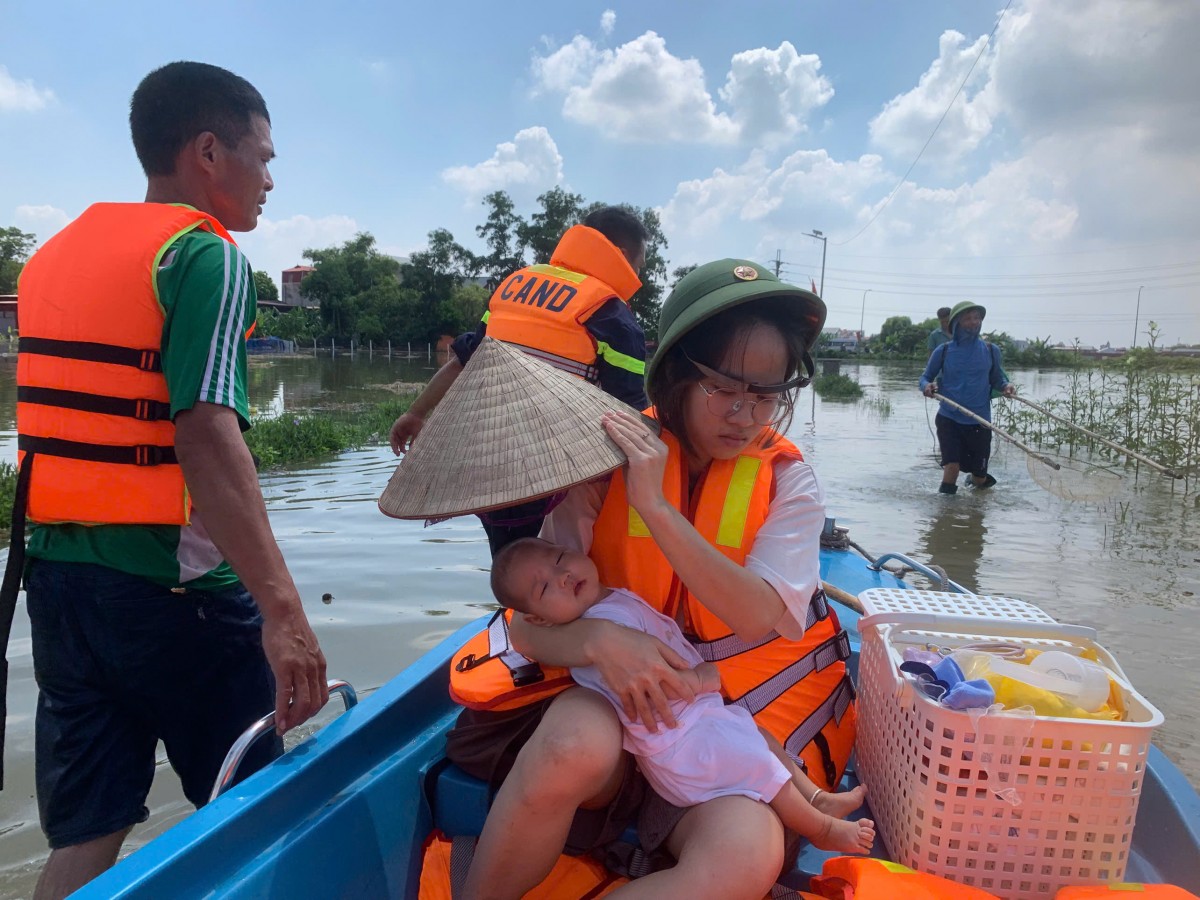 Cảnh sát PCCC và CNCH Hà Nội hỗ trợ người dân sơ tán khỏi vùng ngập sâu