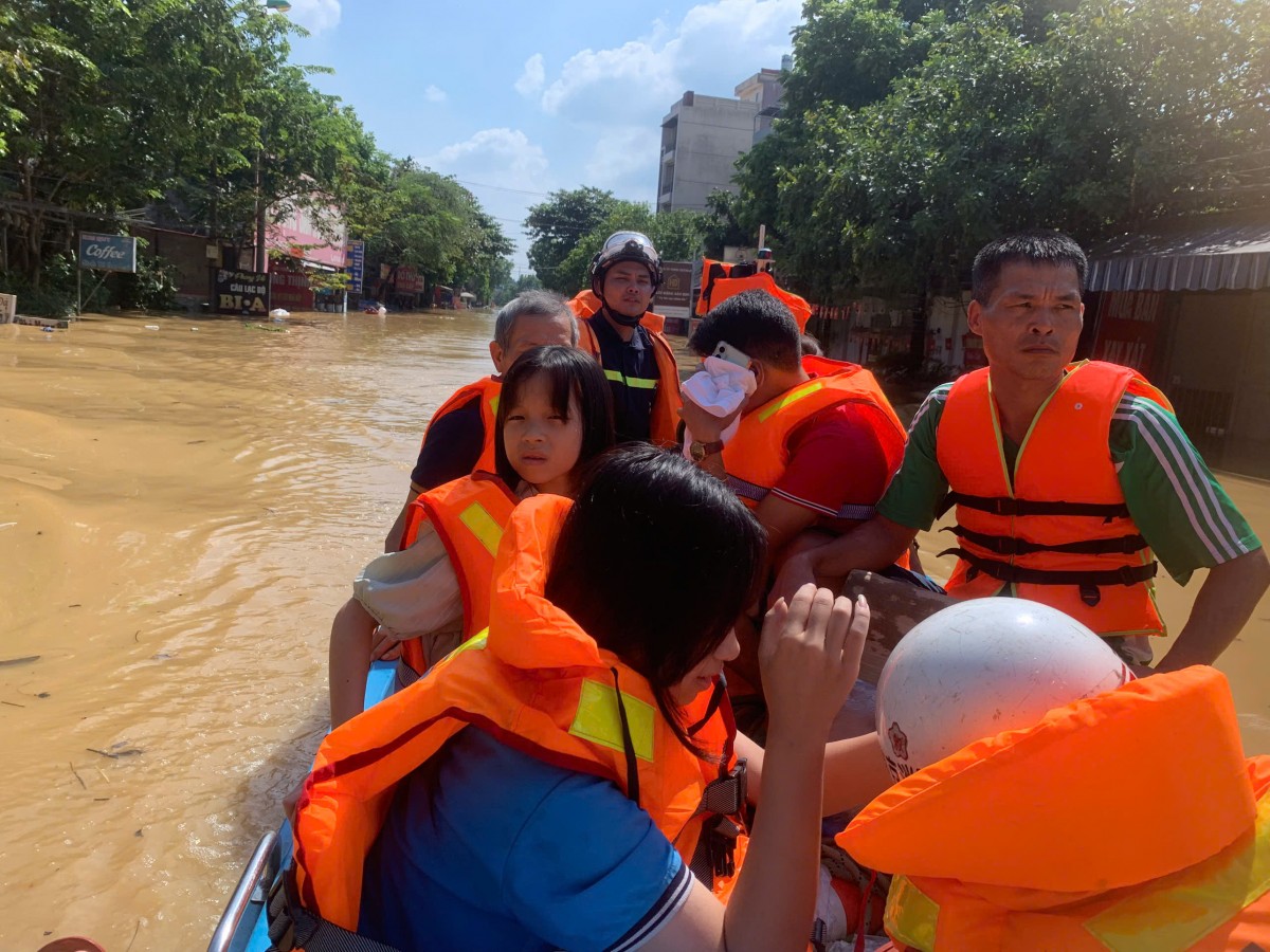 Cảnh sát PCCC và CNCH Hà Nội hỗ trợ người dân sơ tán khỏi vùng ngập sâu