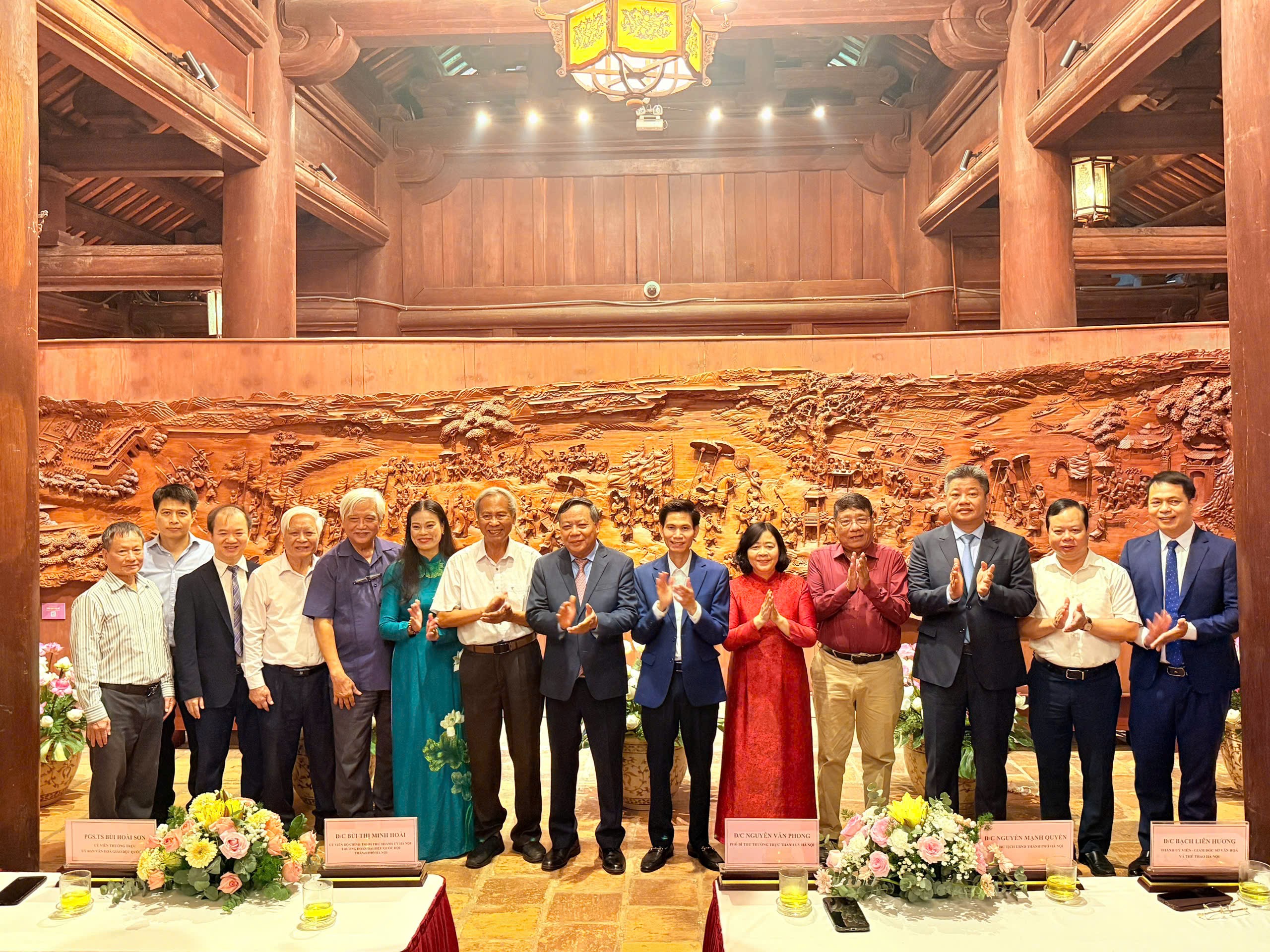 Thành phố Hà Nội trao tặng tranh gỗ “Vinh quy bái tổ” cho Văn Miếu - Quốc Tử Giám