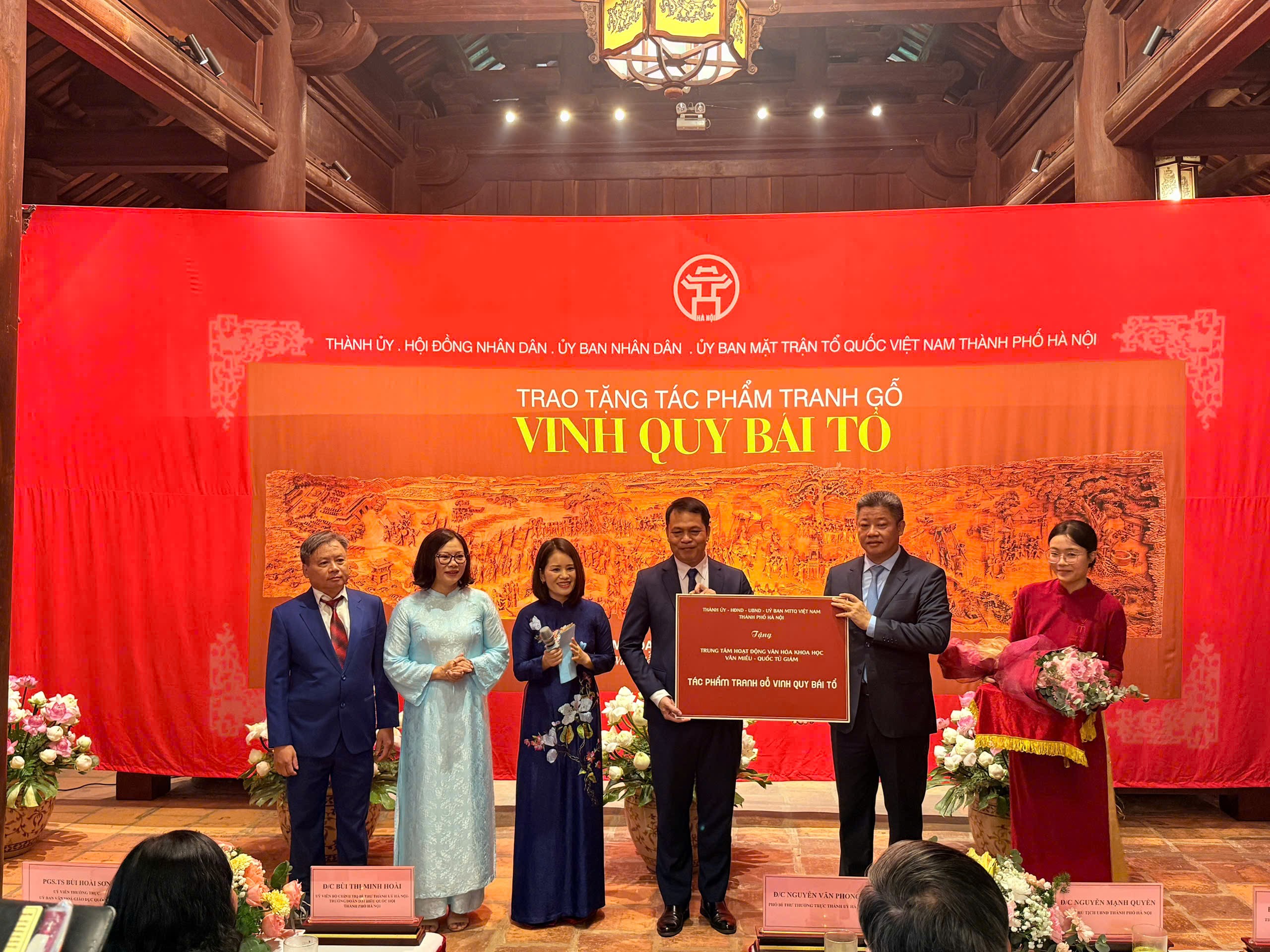Thành phố Hà Nội trao tặng tranh gỗ “Vinh quy bái tổ” cho Văn Miếu - Quốc Tử Giám