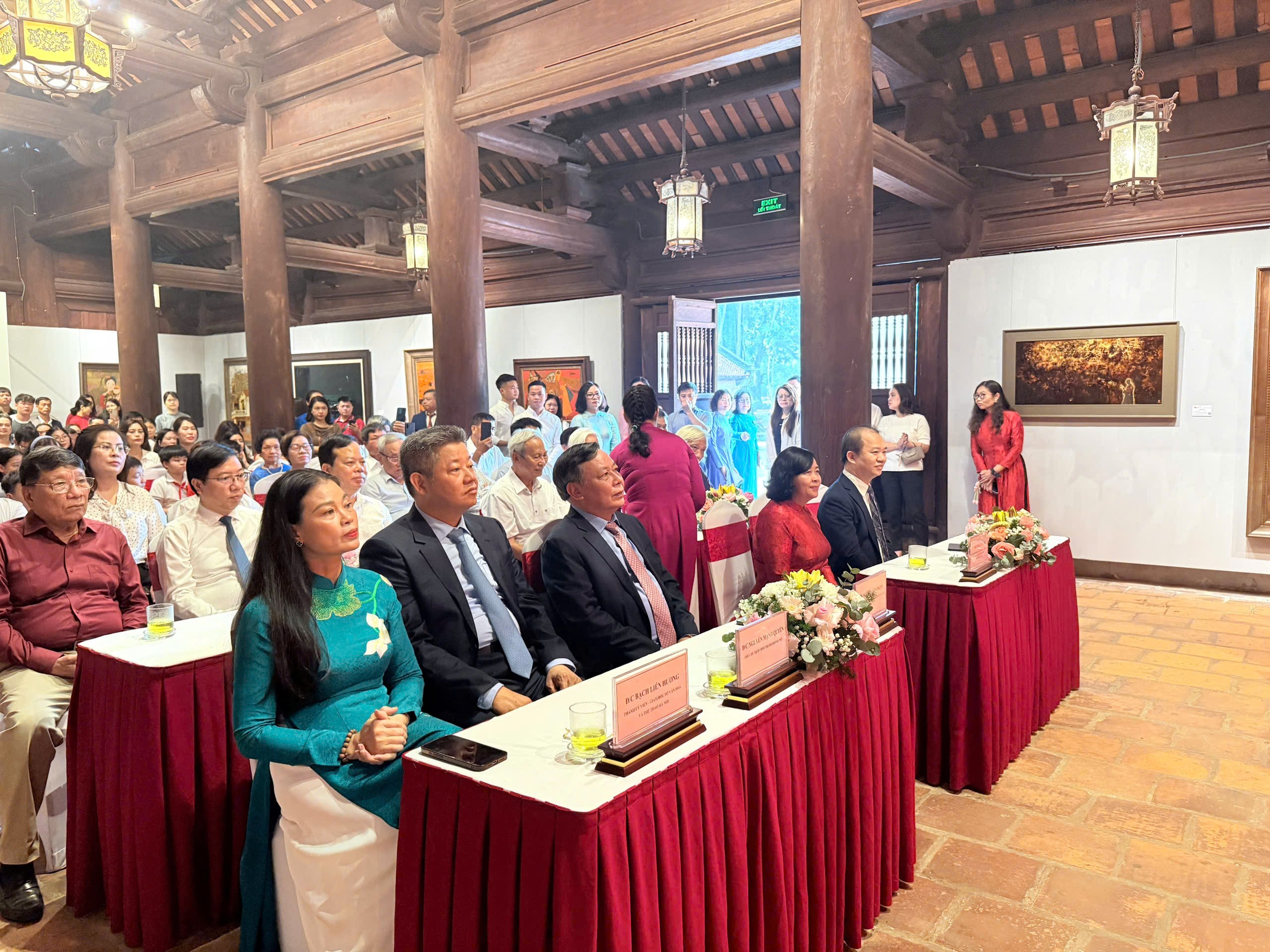 Thành phố Hà Nội trao tặng tranh gỗ “Vinh quy bái tổ” cho Văn Miếu - Quốc Tử Giám