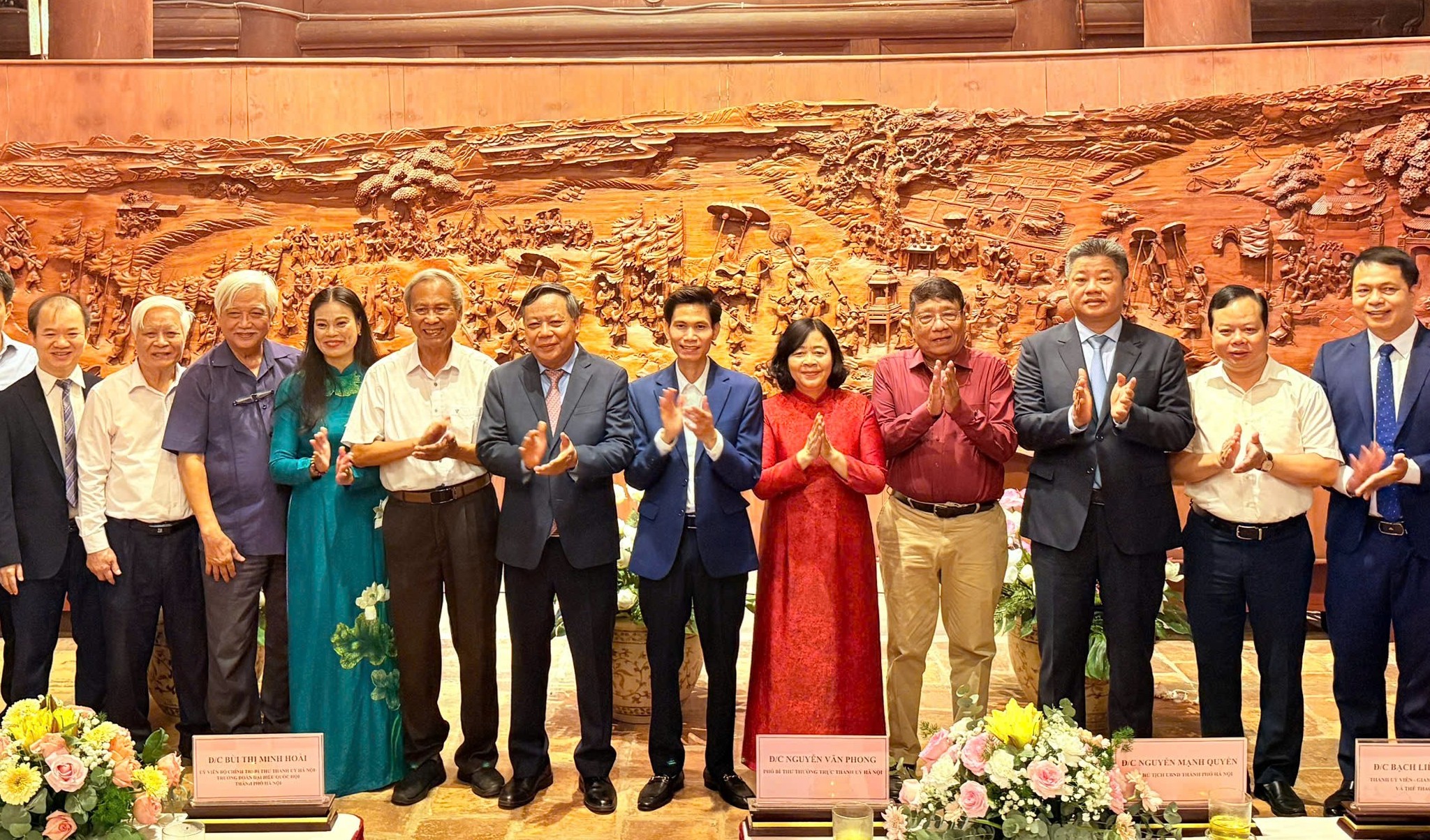 Thành phố Hà Nội trao tặng tranh gỗ “Vinh quy bái tổ” cho Văn Miếu - Quốc Tử Giám