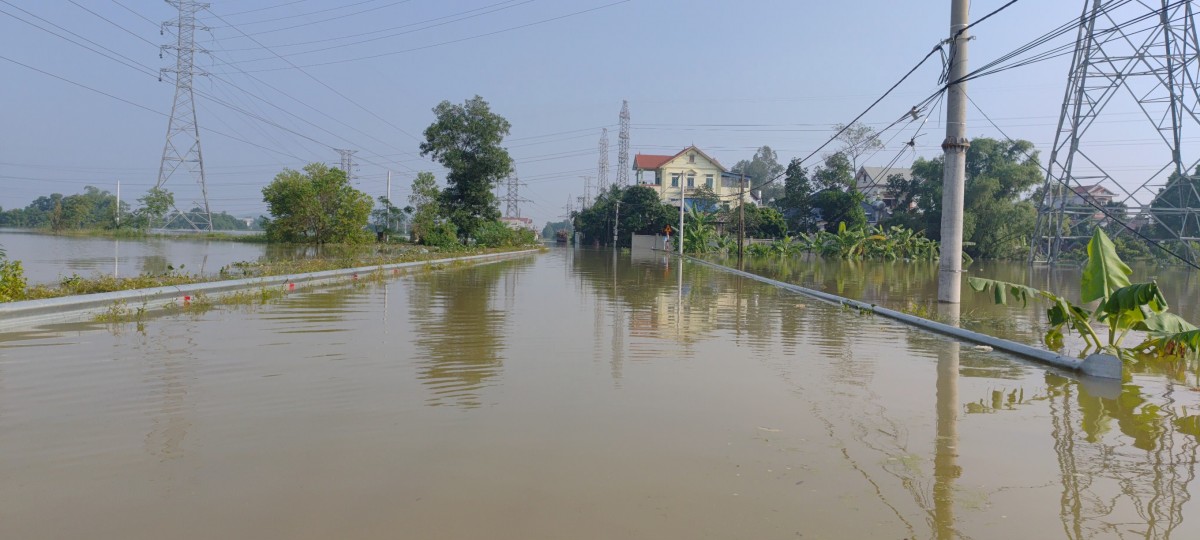 Nhiều tuyến đường ở Trung Giã, Sóc Sơn bị ngập sâu