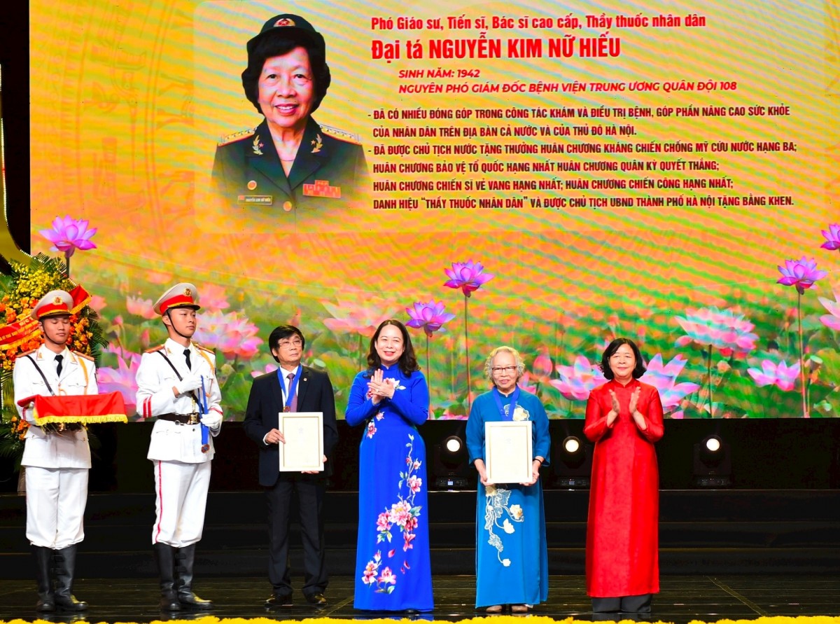 Tôn vinh những “bông hoa đẹp” của Thủ đô