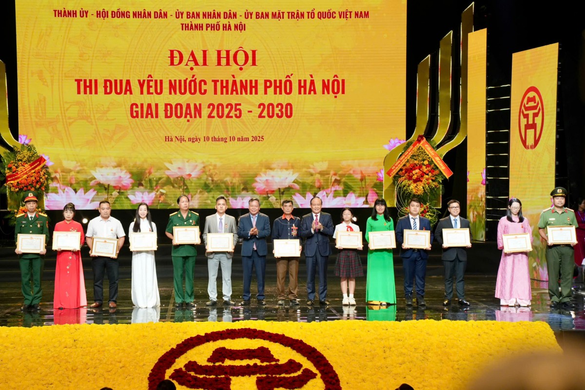 Tôn vinh những “bông hoa đẹp” của Thủ đô