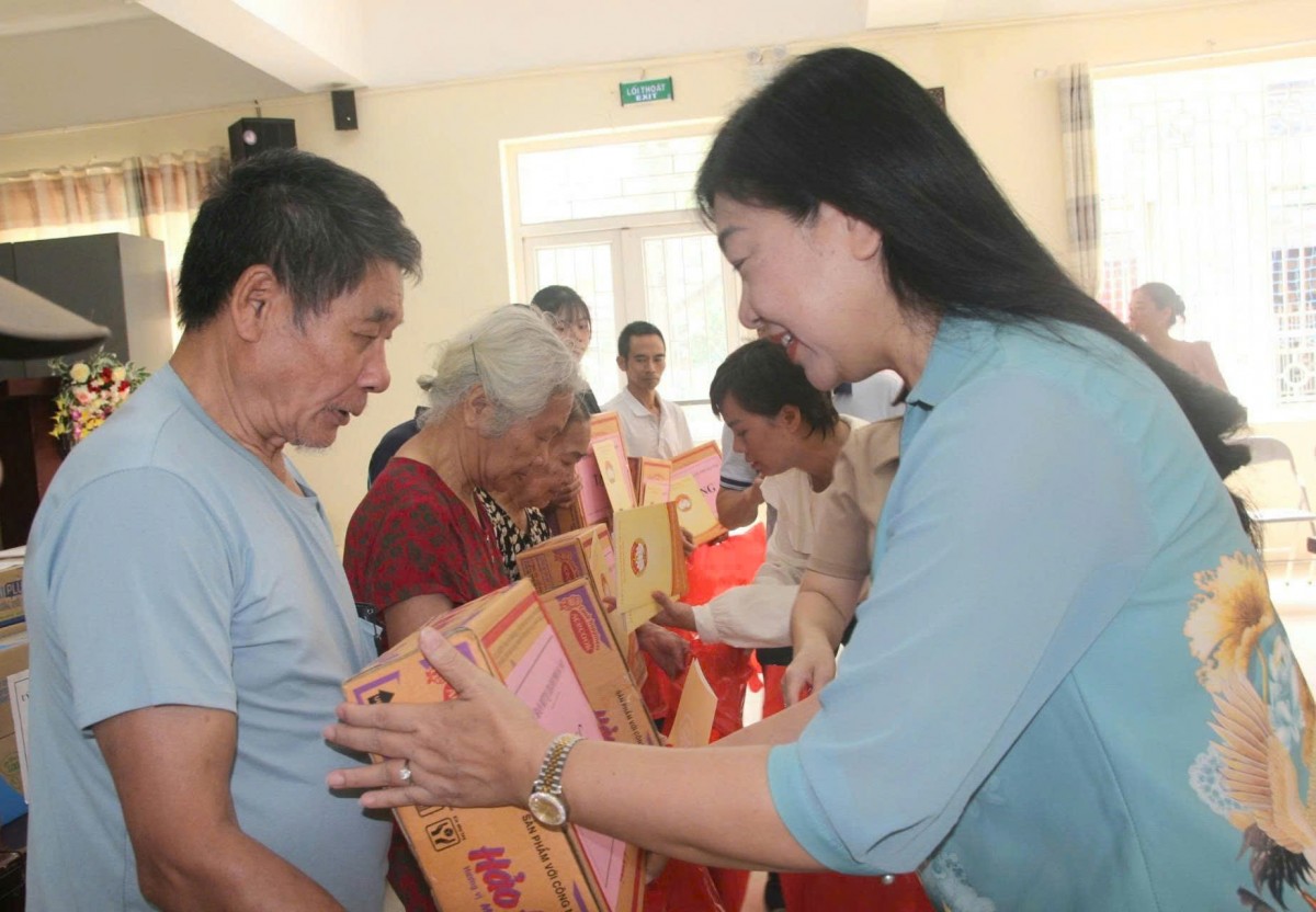 Lãnh đạo Ủy ban MTTQ Việt Nam thành phố Hà Nội trao quà hỗ trợ người dân Tây Mỗ bị ảnh hưởng mưa bão Lãnh đạo Ủy ban MTTQ Việt Nam thành phố Hà Nội trao quà hỗ trợ người dân Tây Mỗ bị ảnh hưởng mưa bão