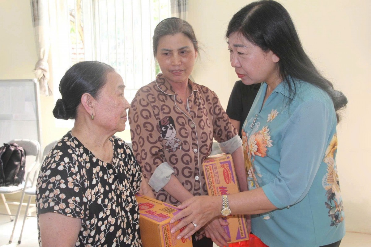 Lãnh đạo Ủy ban MTTQ Việt Nam thành phố Hà Nội trao quà hỗ trợ người dân Tây Mỗ bị ảnh hưởng mưa bão Lãnh đạo Ủy ban MTTQ Việt Nam thành phố Hà Nội trao quà hỗ trợ người dân Tây Mỗ bị ảnh hưởng mưa bão