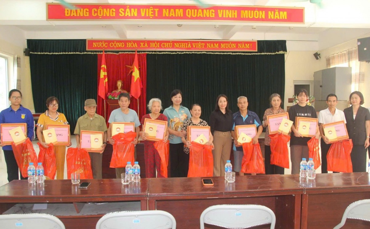 Lãnh đạo Ủy ban MTTQ Việt Nam thành phố Hà Nội trao quà hỗ trợ người dân Tây Mỗ bị ảnh hưởng mưa bão Lãnh đạo Ủy ban MTTQ Việt Nam thành phố Hà Nội trao quà hỗ trợ người dân Tây Mỗ bị ảnh hưởng mưa bão