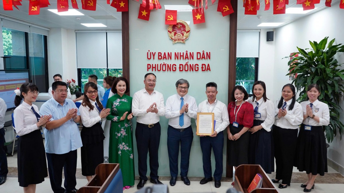 Bứt phá từ vị trí 119 lên top 3: Phường Đống Đa làm chủ công nghệ, gần 80% hồ sơ hành chính giải quyết trực tuyến Bí thư phường Đống Đa: Lấy chuyển đổi số làm chìa khóa thực hiện Nghị quyết 57-NQ/TW