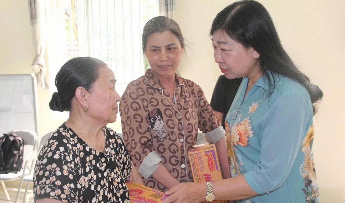 Lãnh đạo Ủy ban MTTQ Việt Nam thành phố Hà Nội trao quà hỗ trợ người dân Tây Mỗ bị ảnh hưởng mưa bão