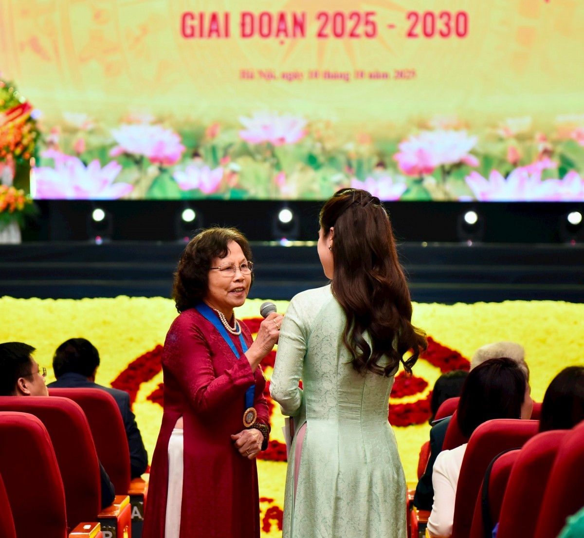 Tôn vinh những “bông hoa đẹp” của Thủ đô