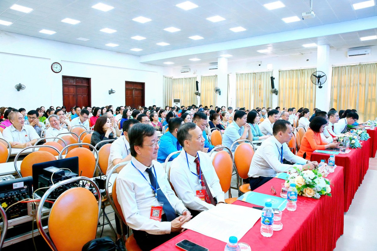 Đồng chí Nguyễn Văn Quang giữ chức Chủ tịch Công đoàn phường Kim Liên khóa 1. Đồng chí Nguyễn Văn Quang giữ chức Chủ tịch Công đoàn phường Kim Liên khóa 1.