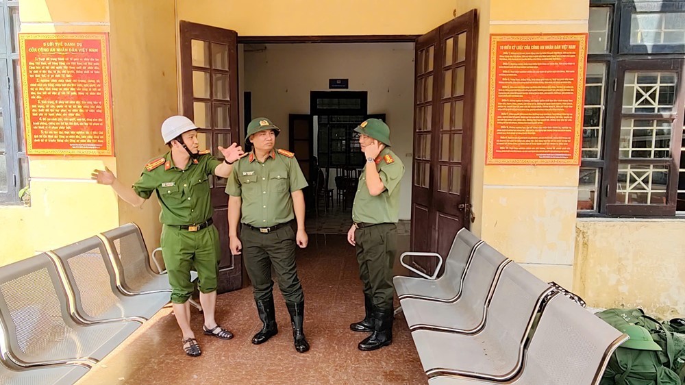 Phó Giám đốc Công an Hà Nội trực tiếp chỉ đạo ứng phó mưa lũ, thăm hỏi người dân vùng ngập sâu Phó Giám đốc Công an Hà Nội trực tiếp chỉ đạo ứng phó mưa lũ, thăm hỏi người dân vùng ngập sâu