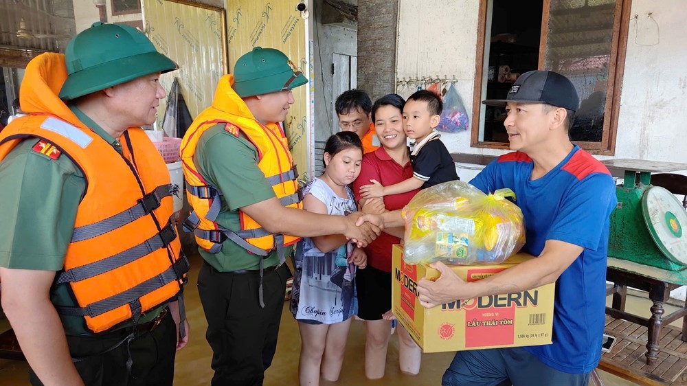 Phó Giám đốc Công an Hà Nội trực tiếp chỉ đạo ứng phó mưa lũ, thăm hỏi người dân vùng ngập sâu Phó Giám đốc Công an Hà Nội trực tiếp chỉ đạo ứng phó mưa lũ, thăm hỏi người dân vùng ngập sâu