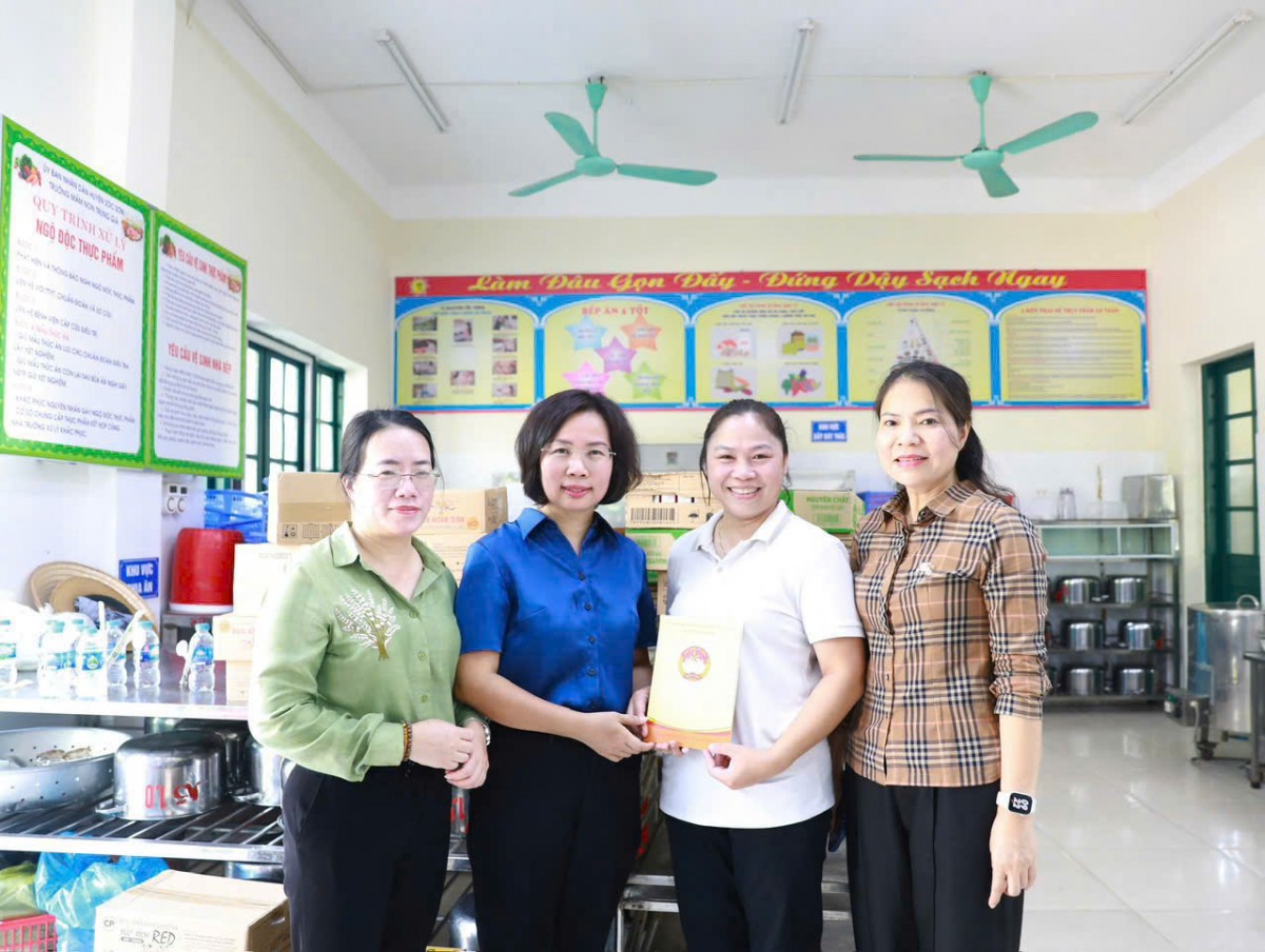 Người dân Trung Giã, Đa Phúc xúc động trước sự quan tâm của lãnh đạo Ủy ban MTTQ Việt Nam thành phố Hà Nội