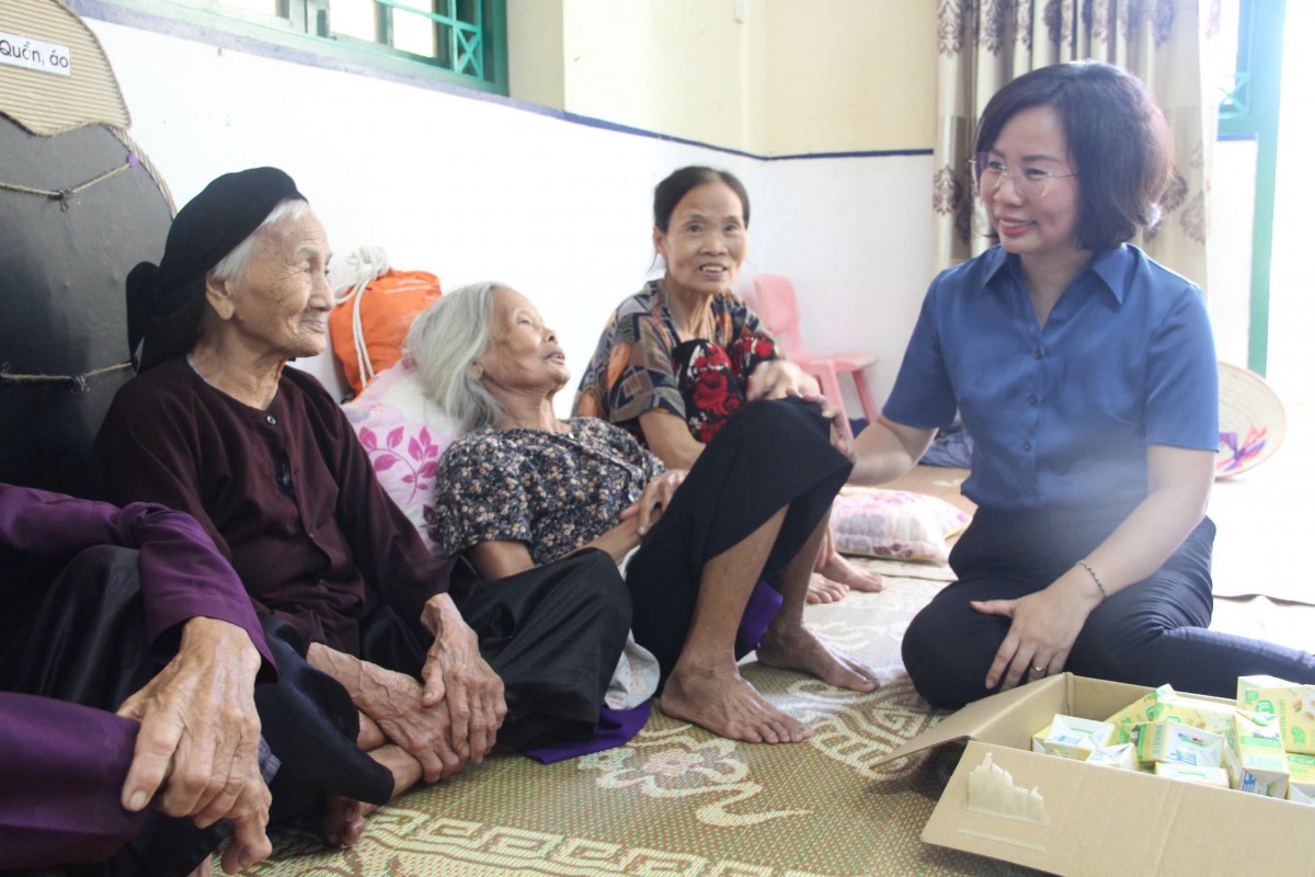 Người dân Trung Giã, Đa Phúc xúc động trước sự quan tâm của lãnh đạo Ủy ban MTTQ Việt Nam thành phố Hà Nội