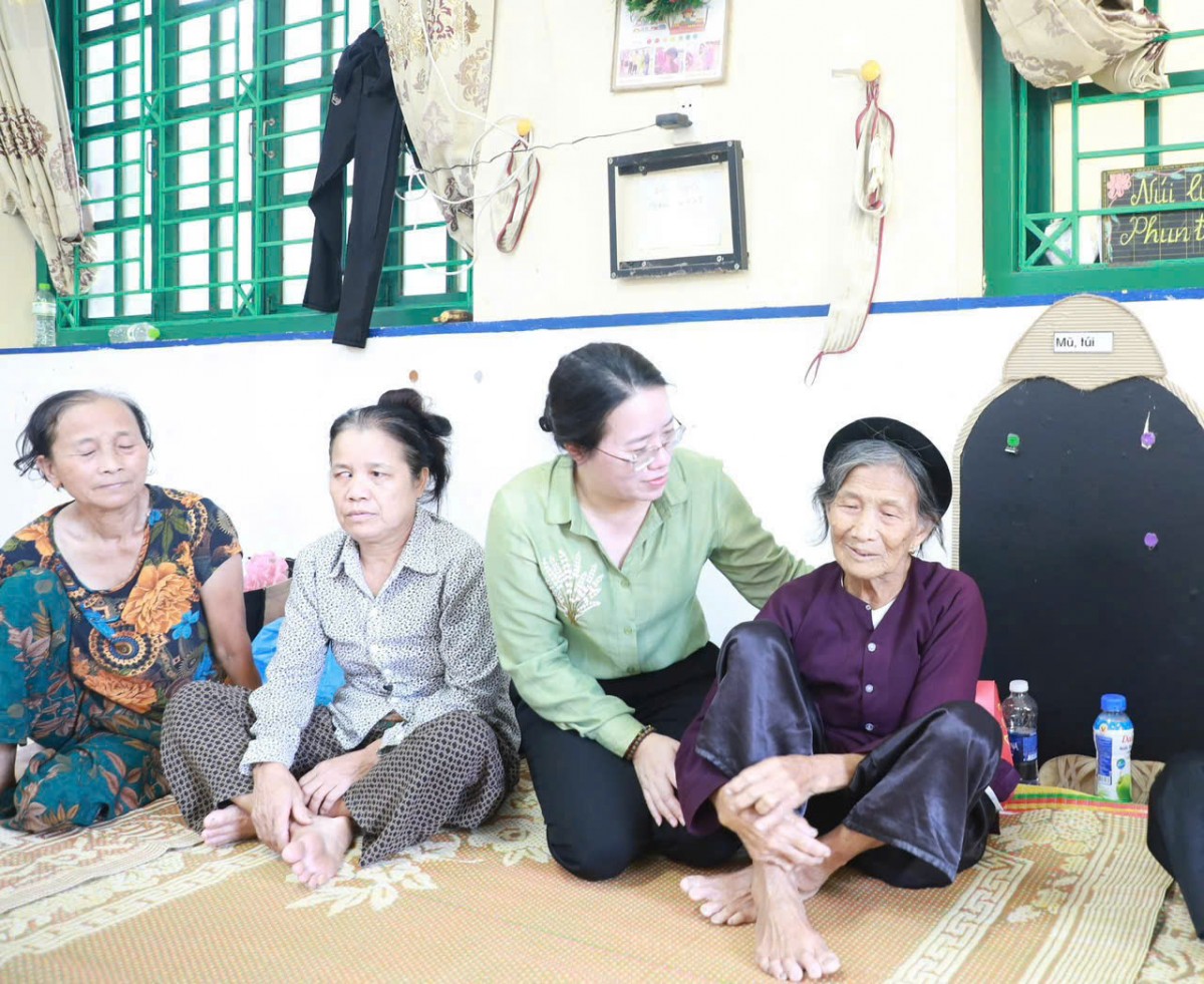 Người dân Trung Giã, Đa Phúc xúc động trước sự quan tâm của lãnh đạo Ủy ban MTTQ Việt Nam thành phố Hà Nội