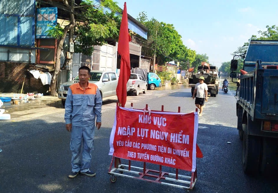 Quốc lộ 3 ngập sâu, người dân di chuyển như thế nào?