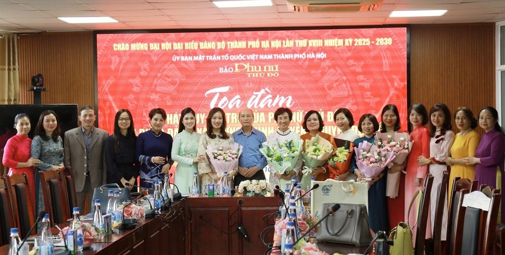 Phó Chủ tịch Thường trực Hội Nhà Báo TP Hà Nội Kiều Thanh Hùng và bà Lê Quỳnh Trang - Tổng biên tập Báo Phụ nữ Thủ đô tặng hoa các khách mời đã tham gia tọa đàm. 