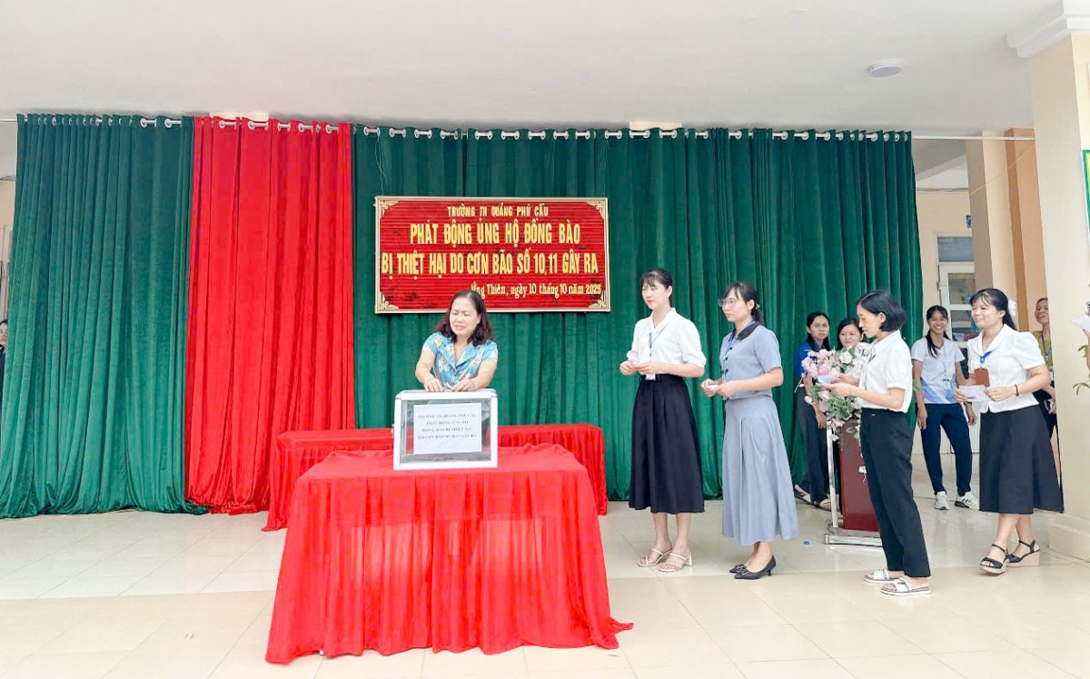 Hàng nghìn nhu yếu phẩm từ xã Ứng Thiên (Hà Nội) tiếp sức học sinh vùng lũ Hàng nghìn nhu yếu phẩm từ xã Ứng Thiên tiếp sức học sinh vùng lũ