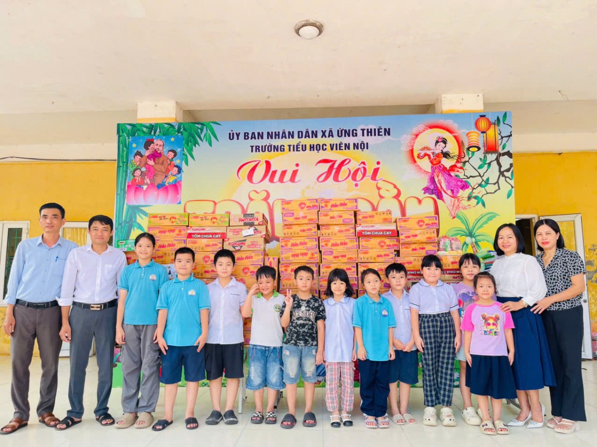 Hàng nghìn nhu yếu phẩm từ xã Ứng Thiên (Hà Nội) tiếp sức học sinh vùng lũ Hàng nghìn nhu yếu phẩm từ xã Ứng Thiên tiếp sức học sinh vùng lũ