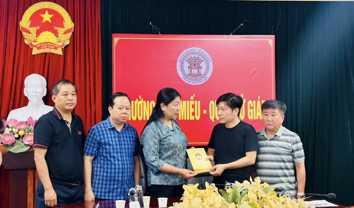 Chủ tịch Ủy ban MTTQ Việt Nam Thành phố Nguyễn Lan Hương thăm hỏi gia đình nạn nhân vụ cháy tại Kim Hoa