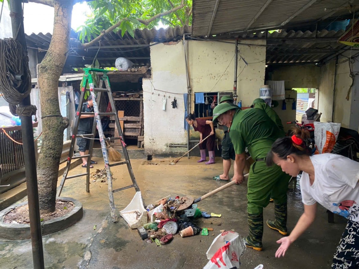 Hà Nội: Khẩn trương hỗ trợ nhân dân thu dọn bùn đất, dọn dẹp nhà cửa... ngay khi nước rút