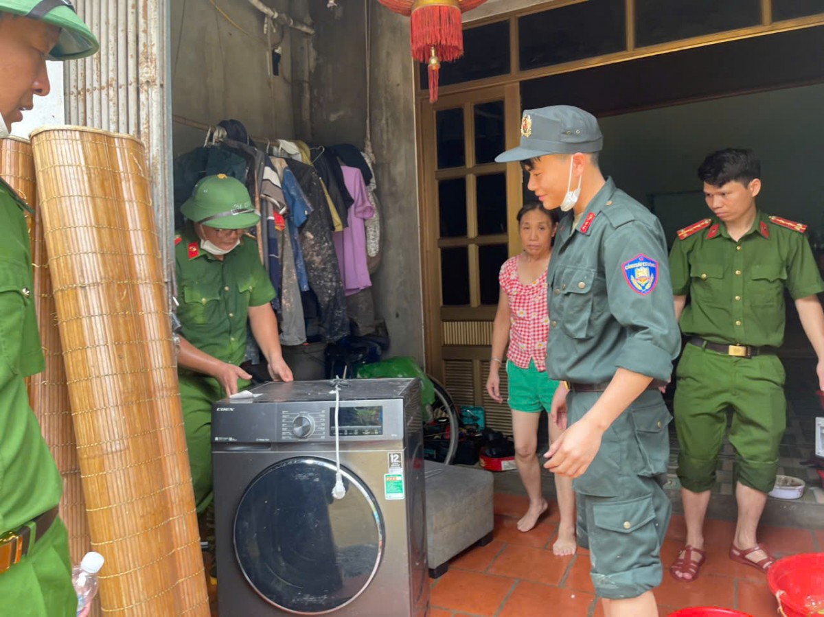 Hà Nội: Khẩn trương hỗ trợ nhân dân thu dọn bùn đất, dọn dẹp nhà cửa... ngay khi nước rút