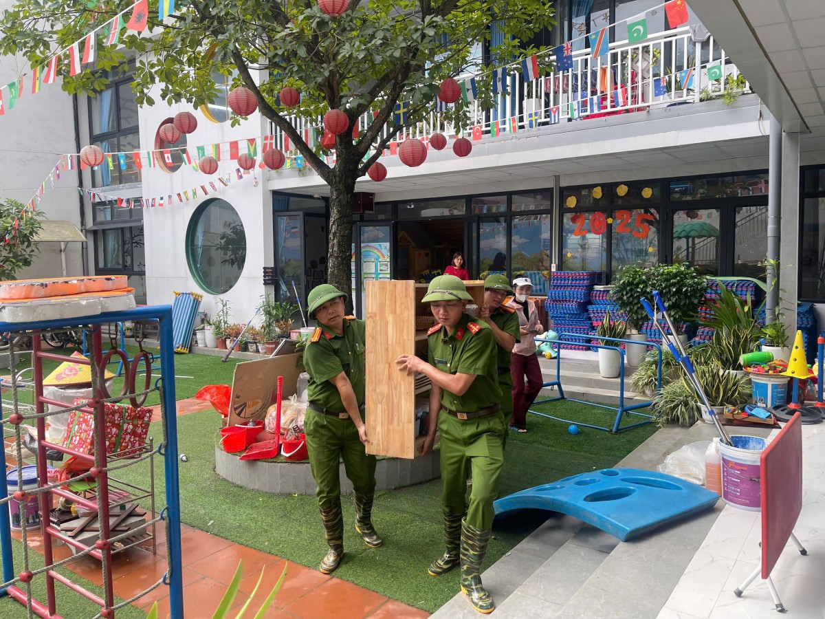 Hà Nội: Khẩn trương hỗ trợ nhân dân thu dọn bùn đất, dọn dẹp nhà cửa... ngay khi nước rút