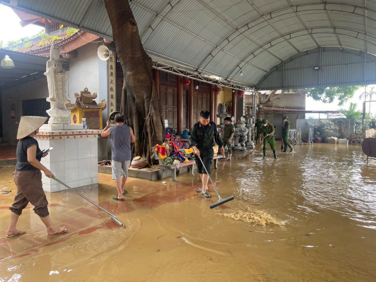 Hà Nội: Khẩn trương hỗ trợ nhân dân thu dọn bùn đất, dọn dẹp nhà cửa... ngay khi nước rút