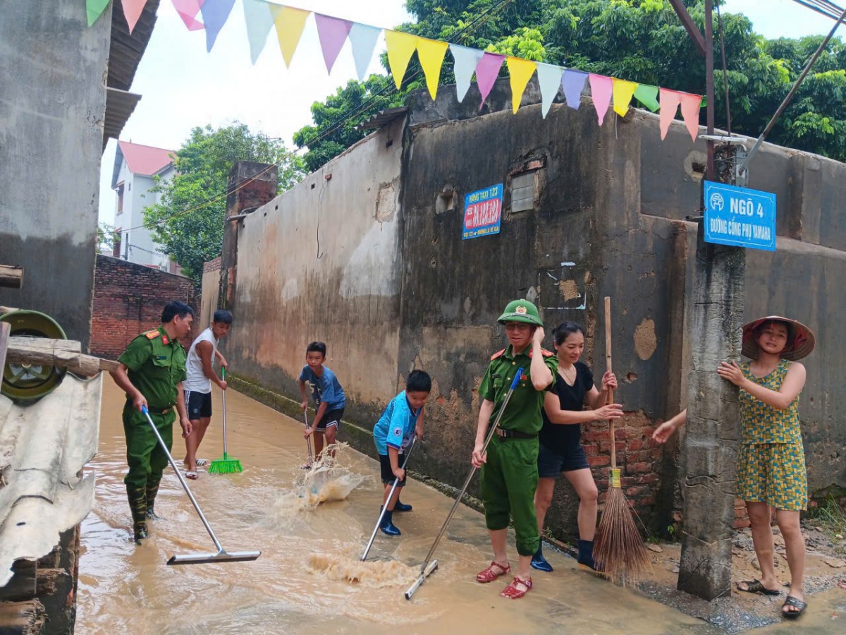 Hà Nội: Khẩn trương hỗ trợ nhân dân thu dọn bùn đất, dọn dẹp nhà cửa... ngay khi nước rút